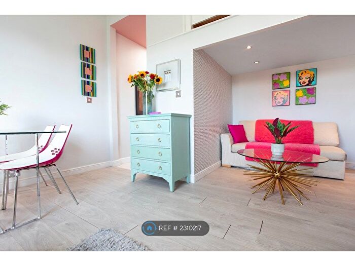 Studio To Rent In Earls Court Square, London, SW5