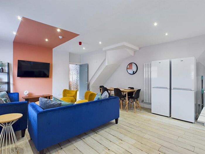 6 Bedroom House To Rent In Lawrence Road, L15