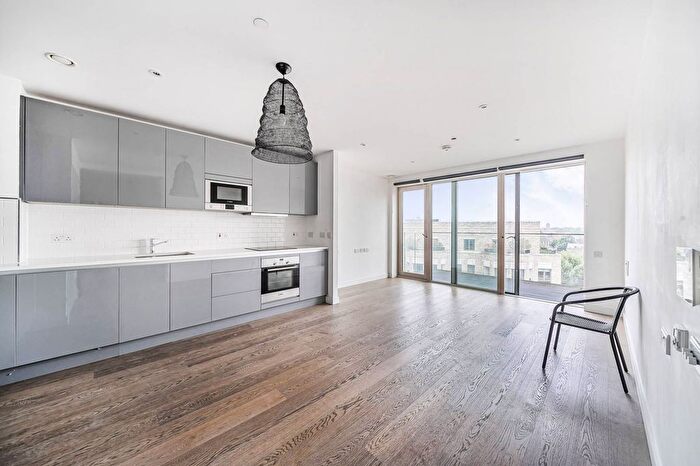 1 Bedroom Flat To Rent In Rutherford Heights, Elephant And Castle, London, SE17