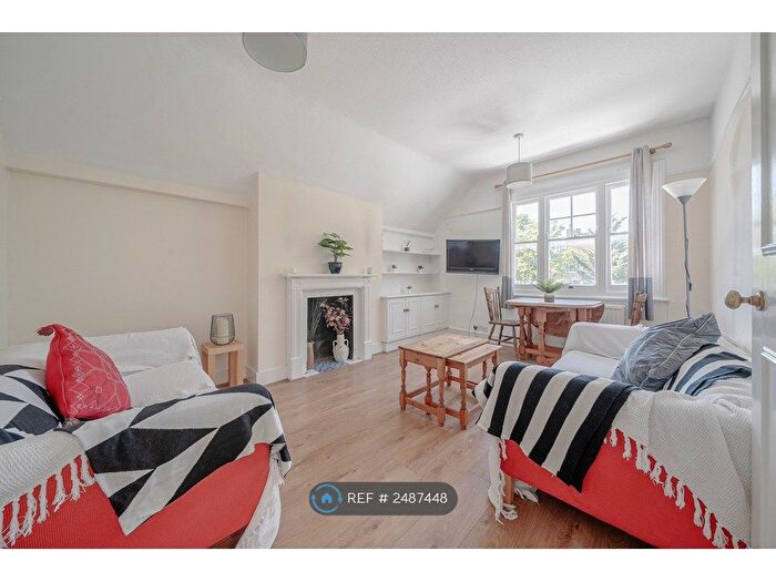 2 Bedroom Flat To Rent In Kings Avenue, London, SW4