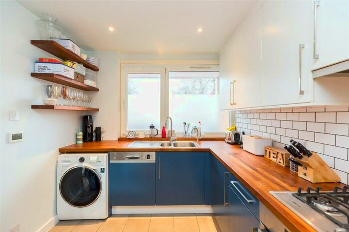 3 Bedroom Apartment To Rent In Dunoon House, Islington, London, N1