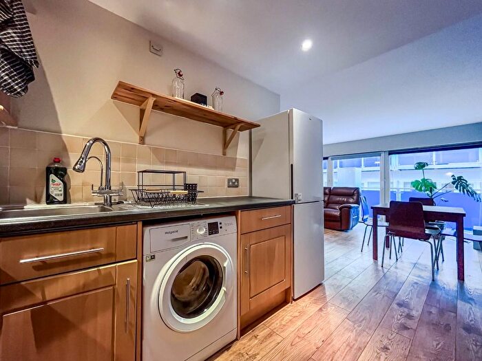 2 Bedroom Flat To Rent In Concord Street, Leeds, LS2