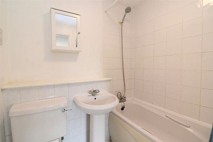 2 Bedroom Flat To Rent In Dexter Close, St Albans, AL1