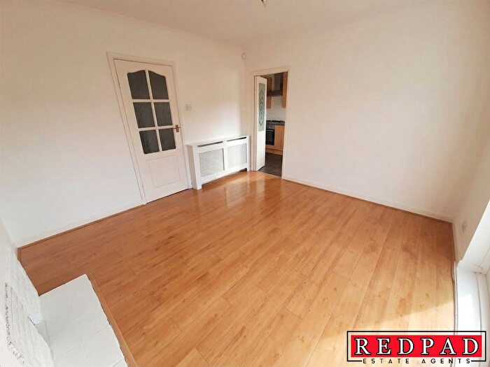 4 Bedroom Semi Detached House To Rent In Birchway, Hayes, UB3