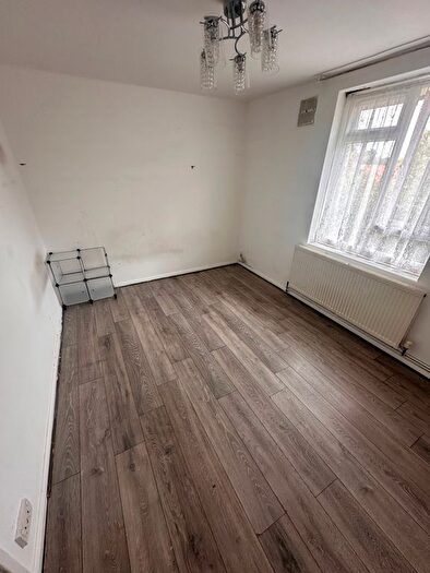 Block Of Flats To Rent In Norwood Close, Southall, UB2