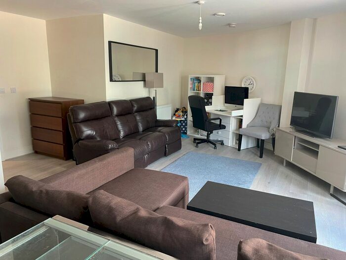 2 Bedroom Flat To Rent In Windsor Road, Slough, SL1