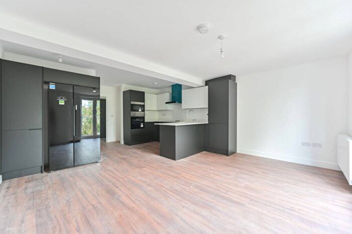 2 Bedroom Flat To Rent In Peckham Rye, Peckham Rye, London, SE15