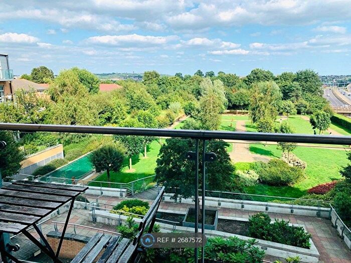 2 Bedroom Flat To Rent In Queen Mary Avenue, London, E18