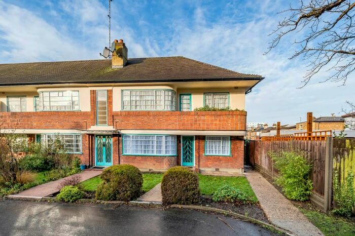 2 Bedroom Flat To Rent In Glenhill Close, Finchley, N3