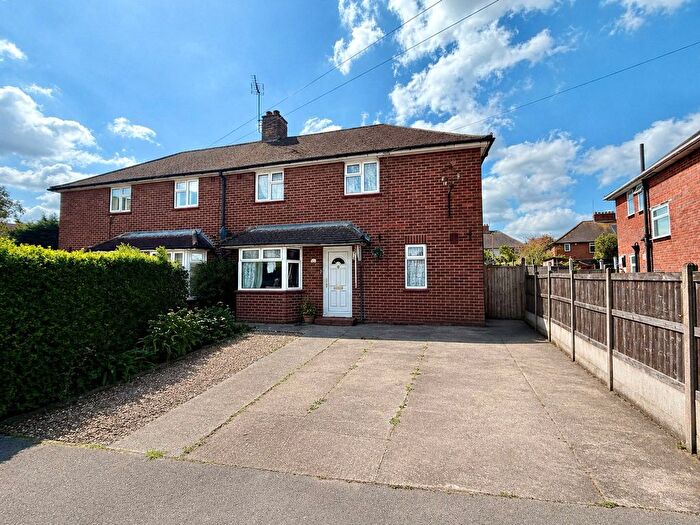 3 Bedroom Semi Detached House For Sale In Calvert Close, Aldershot, Hampshire, GU12