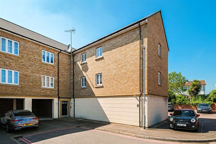 2 Bedroom Flat To Rent In Abbess Terrace, Loughton, IG10