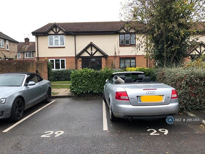 2 Bedroom Flat To Rent In Peel Court, Slough, SL1