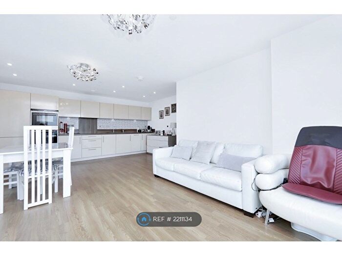 3 Bedroom Flat To Rent In Marner Point, London, E3