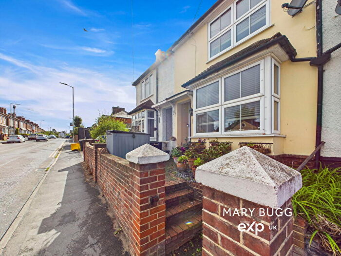 3 Bedroom Terraced House For Sale In Beehive Lane, Chelmsford, CM2