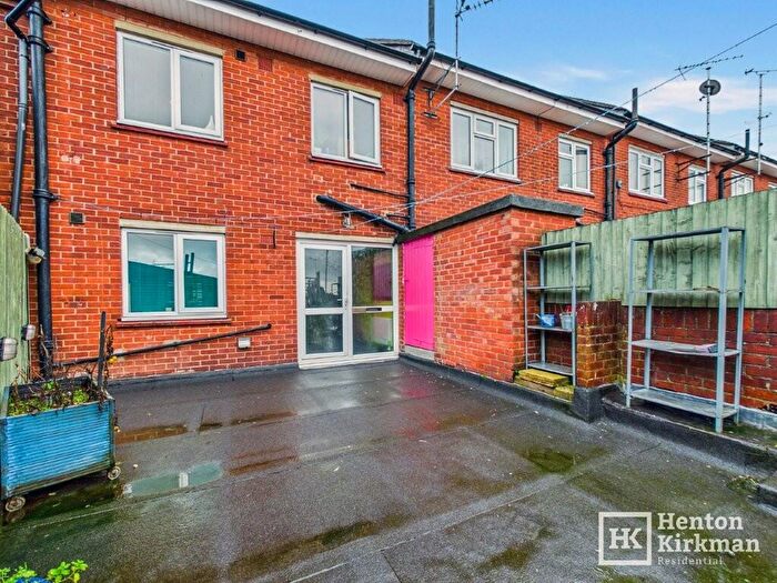 3 Bedroom Maisonette For Sale In High Street, Billericay, Essex, CM12