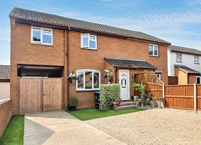 4 Bedroom Semi-Detached House For Sale In , Bracken Close, Carterton, OX18