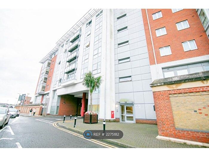 2 Bedroom Flat To Rent In The Round House, Portsmouth, PO1