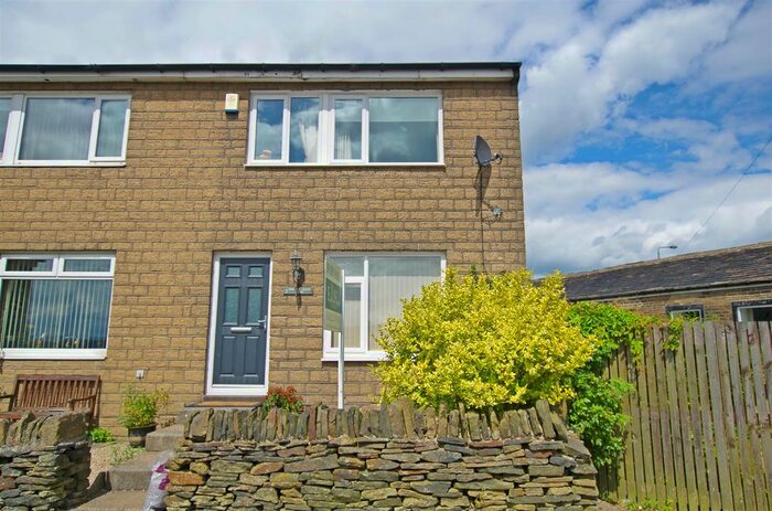 3 Bedroom Property To Rent In Bowling Green Court, Holywell Green, Halifax, HX4