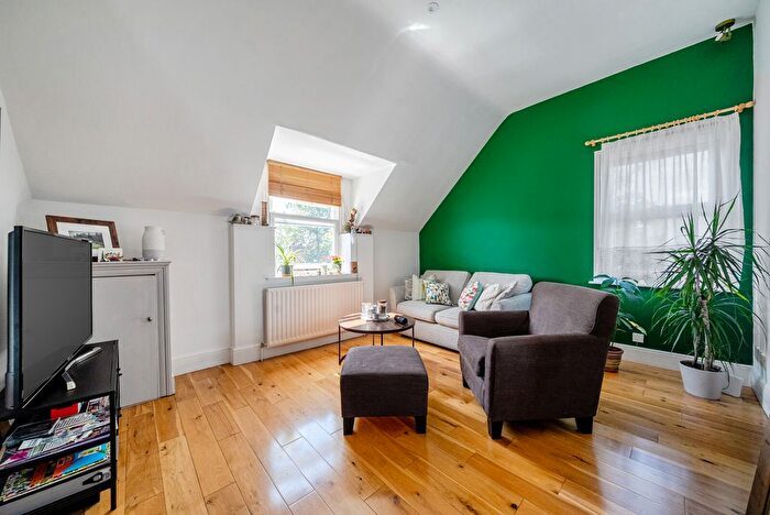 1 Bedroom Flat For Sale In Waldegrave Road, Teddington, TW11