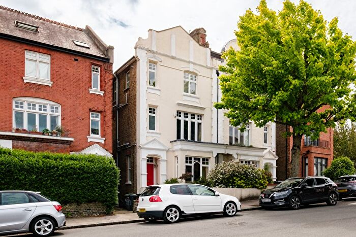 2 Bedroom Flat For Sale In Muswell Road, London, N10