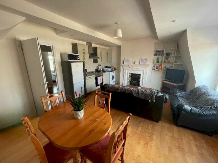 2 Bedroom Maisonette To Rent In Top Flat A Stat, Balham High Road, Balham, SW12