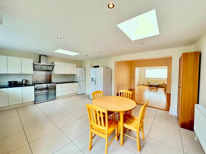 4 Bedroom Semi-Detached House To Rent In Pyecombe Corner, London, N12