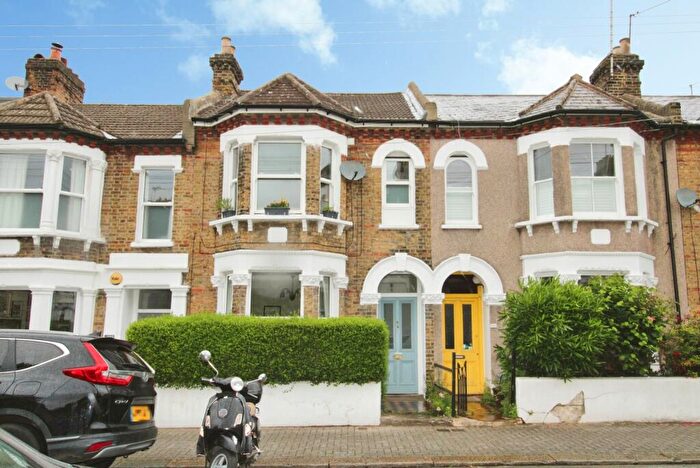 2 Bedroom Apartment To Rent In Harbut Road, London, SW11