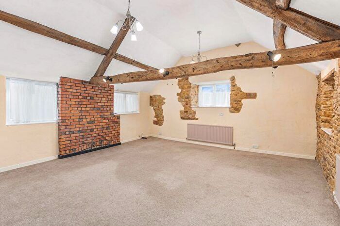 2 Bedroom Flat For Sale In Market Place, Deddington - No Onward Chain, OX15