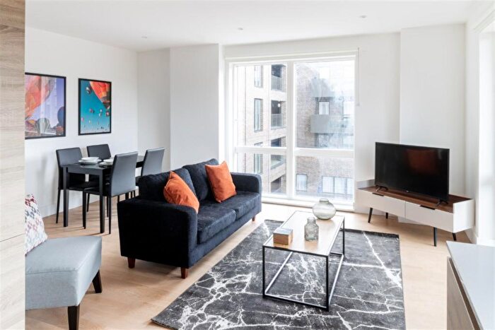 Flat To Rent In Solomon Way, E1