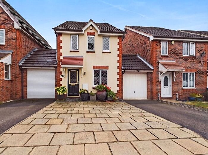 3 Bedroom Link Detached House For Sale In Ashworth Road, Pontefract, WF8