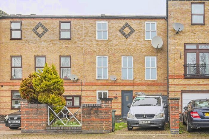 4 Bedroom Flat To Rent In Garnet Walk, Beckton, London, E6