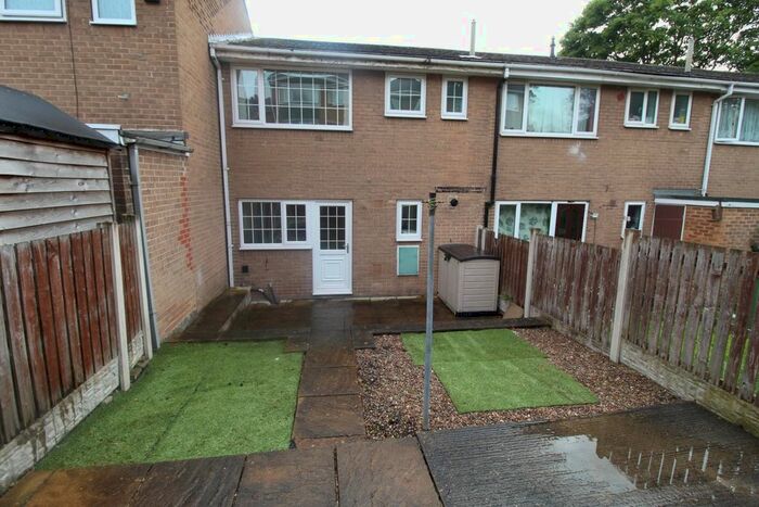 2 Bedroom Town House To Rent In Harewood Mount, Pontefract, WF8