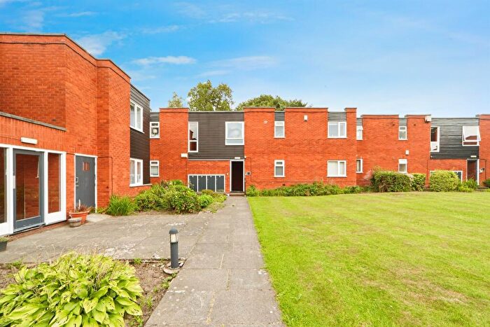 2 Bedroom Flat For Sale In Blackmoor Court, Leeds, LS17