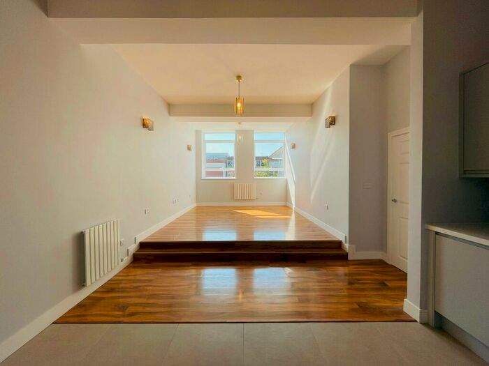 2 Bedroom Flat To Rent In Town Centre, RH10