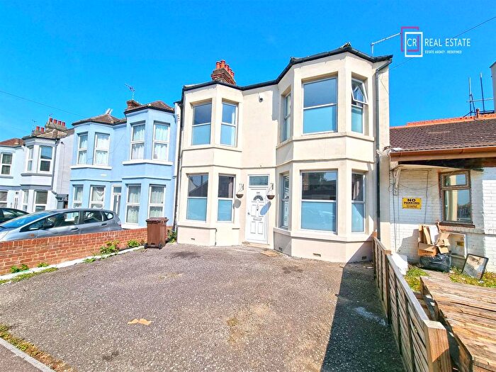 6 Bedroom Property To Rent In Nelson Road, Gillingham, ME7