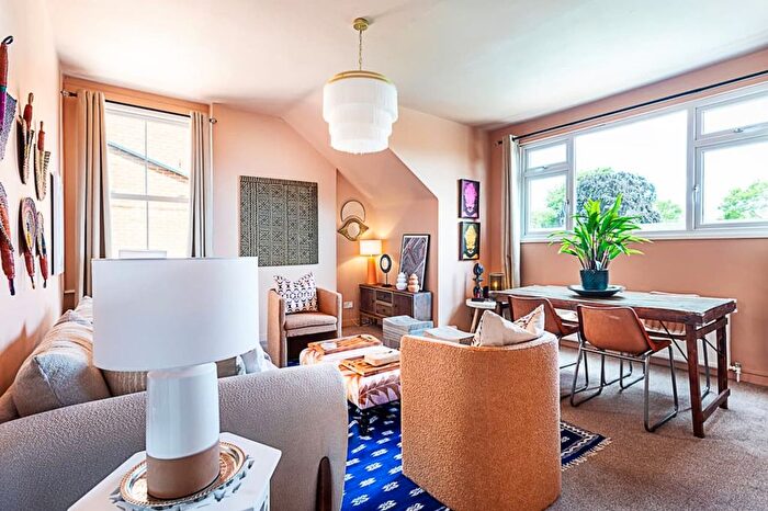 2 Bedroom Flat To Rent In Flat Darlaston Rd, London, SW19