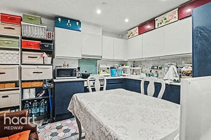 1 Bedroom Flat For Sale In Whiffens Avenue, Chatham, ME4