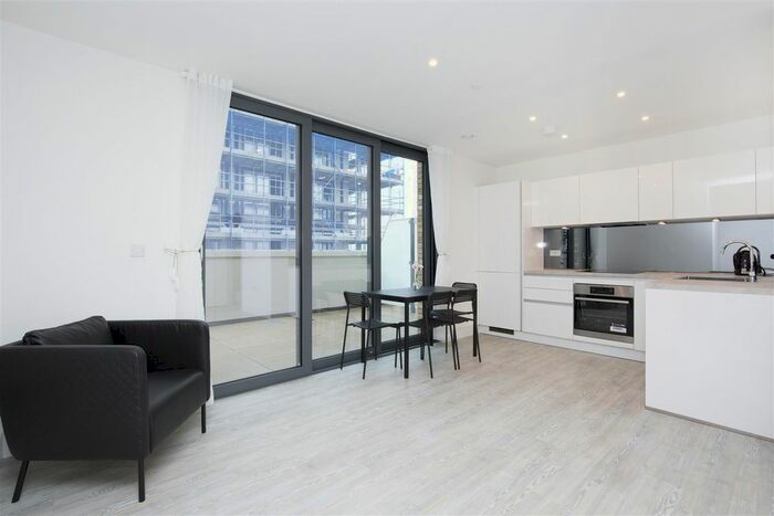 1 Bedroom Flat To Rent In Epsom House, Staines-Upon-Thames, TW18