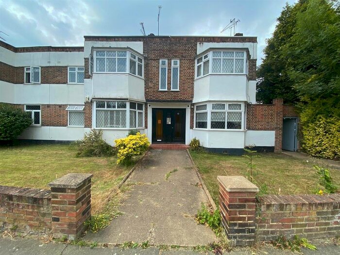 2 Bedroom Flat To Rent In Grove Court, The Grove, Upminster, RM14