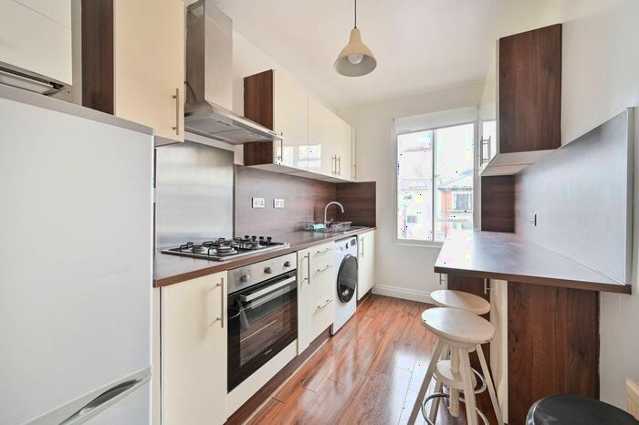 2 Bedroom Flat To Rent In Cathnor Road, Shepherd's Bush, London, W12