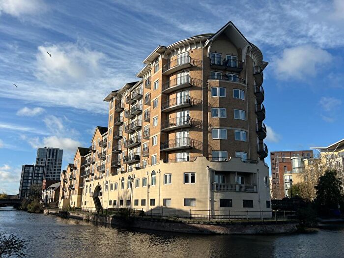 2 Bedroom Flat For Sale In Blakes Quay, Gas Works Road, Reading, Berkshire, RG1