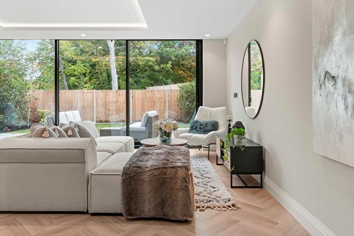 3 Bedroom Flat For Sale In The Blenheim, EN5