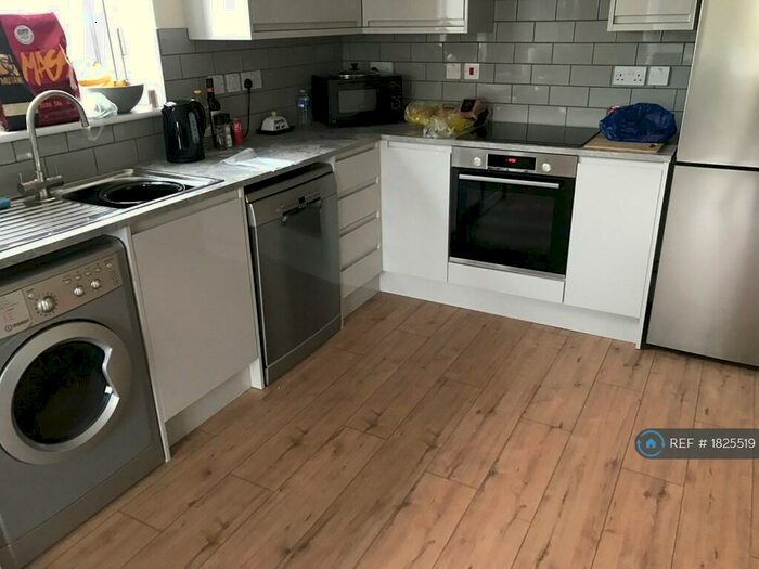 2 Bedroom Flat To Rent In Linden Court, Benfleet, SS7