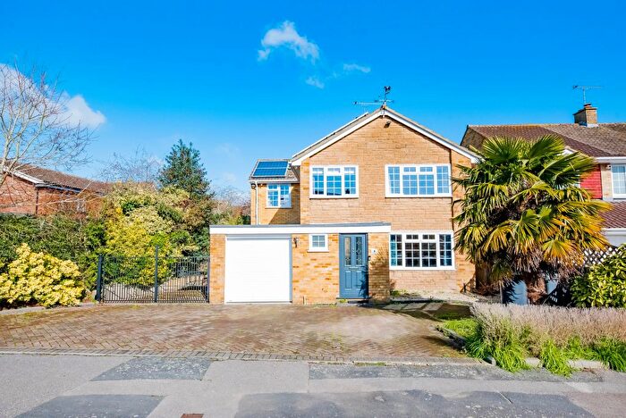 4 Bedroom Detached House For Sale In Bramling Avenue, Yateley, Hampshire, GU46