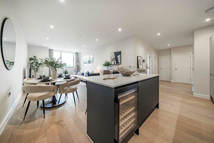 Apartment To Rent In Chertsey, Surrey, KT16