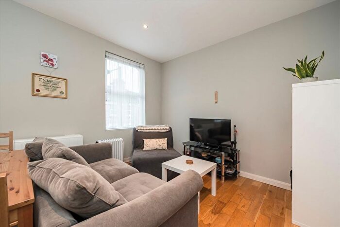 1 Bedroom Flat For Sale In Askew Road, Shepherds Bush, W12