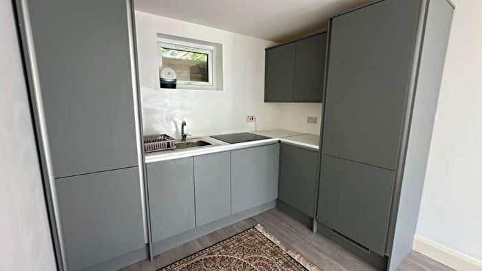 Studio To Rent In Great North Way, London, NW4