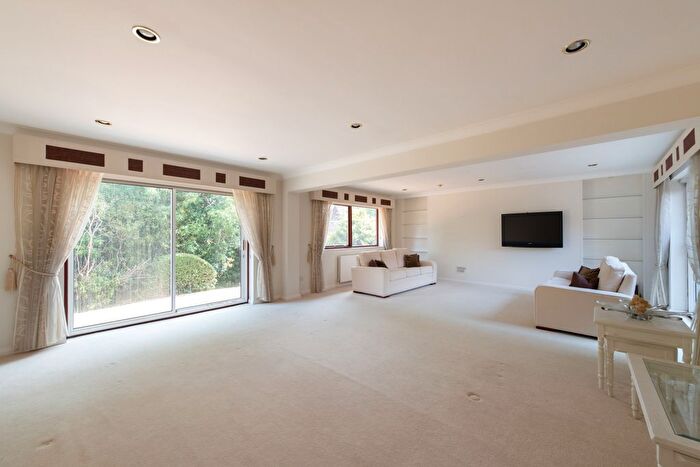3 Bedroom Bungalow To Rent In Maryrose Way, London, N20