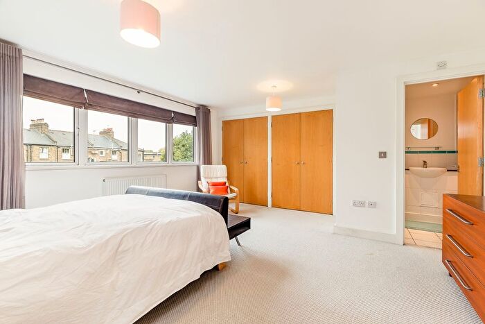 4 Bedroom Town House To Rent In Stane Grove, London, SW9