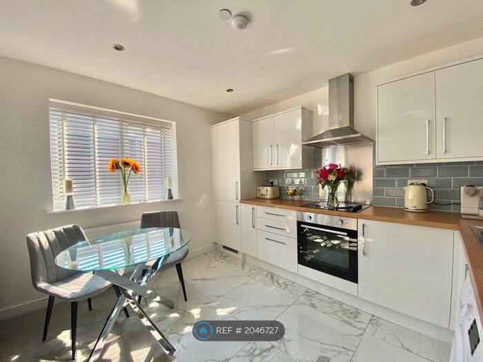 2 Bedroom Flat To Rent In Farrier Close, Swinton, Manchester, M27